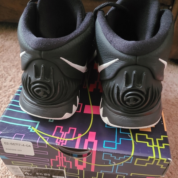 Kyrie 6 'Jet Black' 2022 - Picture 2 of 4